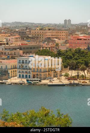 Vue en angle élevé de la baie de la vieille Havane port Malecon et la ville de Casa Blanca par une journée ensoleillée. Plan vertical du paysage urbain de la Havane, panorama de la ligne d'horizon. Banque D'Images