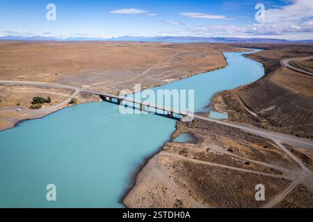 Mytical route 40 traversant les méandres de la rivière Santa Cruz en Patagonie Argentine Banque D'Images