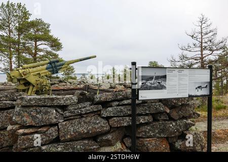 Ulko-Tammio, une île militaire historique, présente des vestiges de structures de défense côtière de la seconde Guerre mondiale, offrant un aperçu du passé de la Finlande en temps de guerre. Banque D'Images