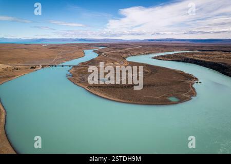 Mytical route 40 traversant les méandres de la rivière Santa Cruz en Patagonie Argentine Banque D'Images