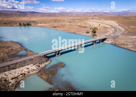 Mytical route 40 traversant les méandres de la rivière Santa Cruz en Patagonie Argentine Banque D'Images