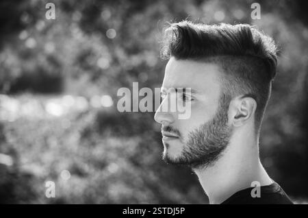 Portrait de beau jeune homme en plein air dans la nature Banque D'Images