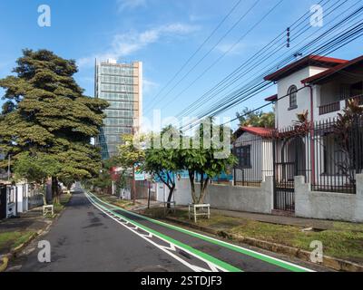 Vieux manoirs et gratte-ciel modernes dans le quartier californien dans le centre urbain de la ville de San José au Costa Rica Banque D'Images