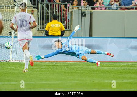 Tampa, Floride, États-Unis, 14 février 2025, le gardien de but de l'Inter Miami Oscar Ustari #19 saute après le ballon dans un match amical du Derby de Floride à Raymond Jame Banque D'Images