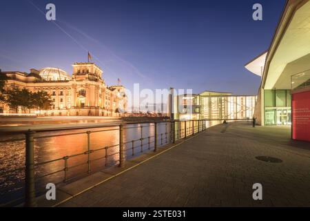 Reichstag et Chancellerie fédérale au crépuscule à Berlin, Allemagne Banque D'Images