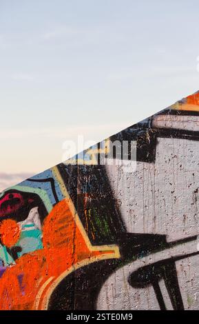 Graffiti, à Gijón, Asturies, Espagne. Il est le résultat de la peinture de textes sur les murs à des fins d'expression et de diffusion. Banque D'Images