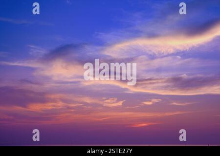 Une vue imprenable sur un ciel crépusculaire avec des couleurs vibrantes, des formations de nuages spectaculaires et une atmosphère paisible. Idéal pour les arrière-plans, nature-th Banque D'Images