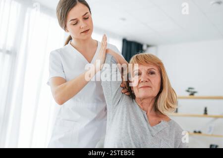 La femme senior est médecin visitant dans le bureau. Banque D'Images