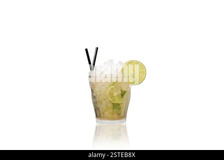 Un appétissant cocktail de citron vert, réfrigéré avec de la glace pilée et garni d'une roue de citron vert, présenté dans un élégant verre avec des pailles noires sur un dorsal transparent Banque D'Images