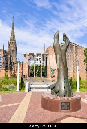 Cathédrale de Coventry et la sculpture d'arbre Phoenix dans le jardin de la paix sur la place de l'Université Coventry Warwickshire West Midlands Angleterre Royaume-Uni GB Europe Banque D'Images