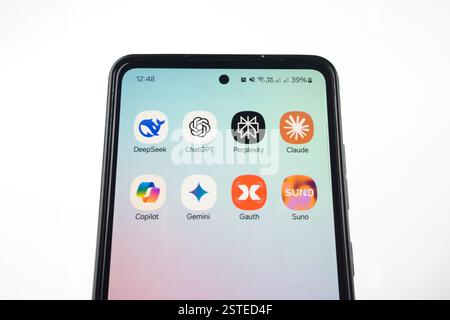 Sleman, Indonésie - 2025 février 15 : gros plan de l'écran du smartphone montrant les icônes des applications d'IA populaires, y compris DeepSeek, ChatGPT, Claide, COP Banque D'Images