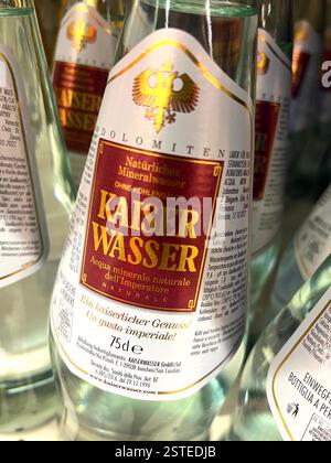 Kaiser Wasser, eau minérale, eau minérale autrichienne, produit de l'Autriche, shopping, consumérisme, étagère de supermarché, eau minérale Dolomites Banque D'Images
