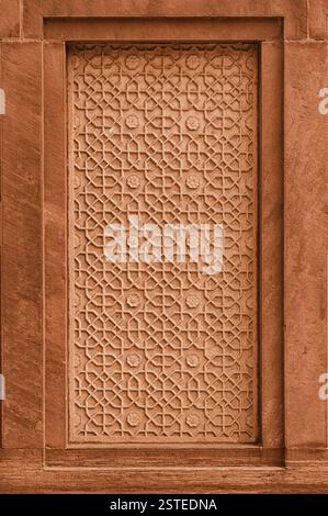 Panneau de pierre décoratif sur le mur sur la façade du bâtiment. Inde Banque D'Images