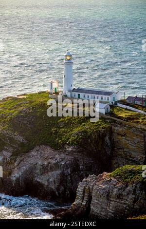 Vue du phare de South Stack au sommet d'une petite île au large de la côte nord-ouest de Holy Island, Anglesey, pays de Galles, Royaume-Uni, il a été construit en 1809. Banque D'Images