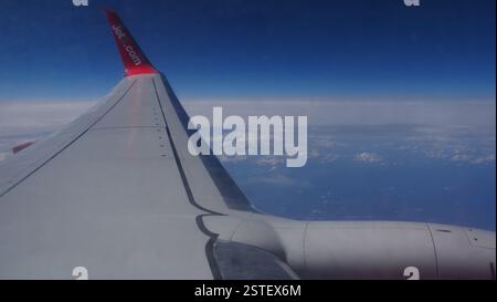 L'aile d'un Boeing 737-800 Jet2Holidays pendant le vol de Londres à Arrecife, Lanzarote. Banque D'Images