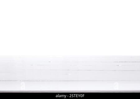 Surface de panneau en bois blanc pour le placement de produit découpe isolée avec fond blanc Banque D'Images