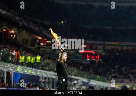 Milan, Italie. 18 février 2025. Milan - Linesman lors de la 2ème étape de la phase éliminatoire play-offs du nouveau format de la Ligue des Champions 2024/2025. Le match se déroule entre l'AC Milan et Feyenoord au Giuseppe Meazza San Siro le 18 février 2025 à Milan, en Italie. Crédit : Box to Box Pictures/Alamy Live News Banque D'Images