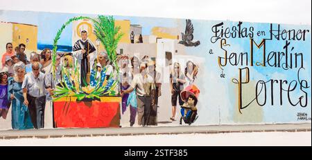 Murale communautaire colorée à l'église Martin de Porres, El Roque, Oliva, Fuerteventura, Îles Canaries, Espagne, UE. Prise hiver 2024 Banque D'Images