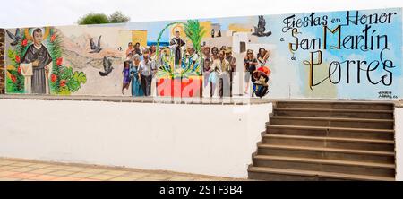 Murale communautaire colorée à l'église Martin de Porres, El Roque, Oliva, Fuerteventura, Îles Canaries, Espagne, UE. Prise hiver 2024 Banque D'Images