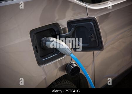 Une voiture électrique de charge Banque D'Images