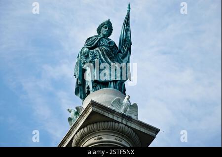 Monument des soldats et des marins. Statue en bronze d'une femme tenant un drapeau et une couronne de laurier, au sommet d'une colonne de granit. Honore ceux qui ont servi dans le CIVI Banque D'Images