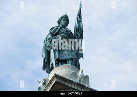 Monument des soldats et des marins. Un obélisque blanc avec une statue de bronze sur le dessus. Il honore les gens qui ont servi dans l'armée australienne. Le monument R Banque D'Images