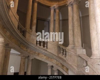 Quirinale (ROME) : élégant escalier en colimaçon avec colonnes de marbre dans un cadre intérieur exquis Banque D'Images
