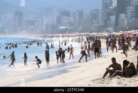 18 février 2025, Rio de Janeiro, Rio de Janeiro, Brésil : Rio de janeiro(rj), 02/18/2025-climatempo/verao/calor/rj- la ville de rio de janeiro a battu un record de chaleur ce mardi 18 février, la ville a enregistré 44Ã‚Â°c et activé le niveau 4 du protocole de chaleur dans la ville, depuis 2023 la température atteignant 42 degrés et une sensation de 60Ã‚Â°c, dans les images vues par les baigneurs sur la plage d'ipanema, située dans la zone sud de rio de rio de rio de janeiro. (Foto : JosÃƒ © Lucena/Thenews2/Zumapress) (image crédit : © Jose Lucena/TheNEWS2 via ZUMA Press Wire) USAGE ÉDITORIAL SEULEMENT! Non destiné à des fins commerciales Banque D'Images