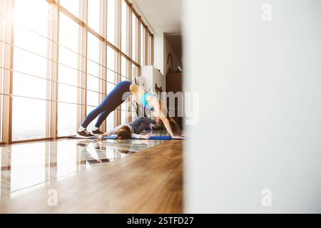 Mère et fille qui remonte dans la salle de sport Banque D'Images
