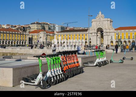 Lisbonne, Portugal - 13 janvier 2025 : rangées de scooters électriques à louer exploitées par Lime et Movi. Banque D'Images