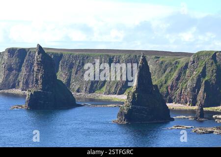 Sea-Stacks à Duncansby Head, Écosse juillet Banque D'Images