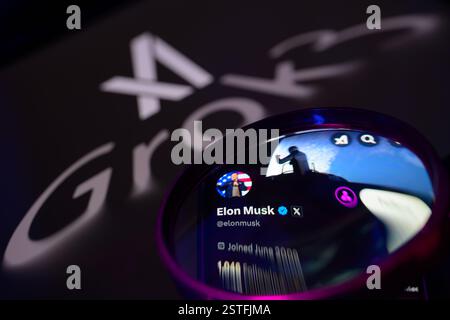 Bruxelles, Belgique. 18 février 2025. Profil Elon Musk X affiché sur un téléphone mobile, avec Grok 3 sur l'écran de la tablette, vu dans cette illustration photo. Prise à Bruxelles, Belgique, le 18 février 2025. (Jonathan Raa/Sipa USA) *** strictement à des fins éditoriales *** crédit : Sipa USA/Alamy Live News Banque D'Images