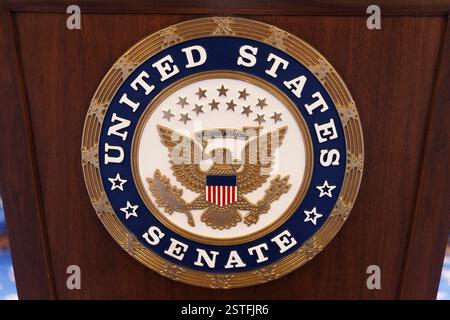 Washington, États-Unis. 18 février 2025. Le sceau du Sénat des États-Unis est vu à Washington DC le mardi 18 février 2025. Le Sénat votera ce soir sur la nomination de Howard Lutnick au poste de secrétaire au commerce. (Photo de Aaron Schwartz/Sipa USA) crédit : Sipa USA/Alamy Live News Banque D'Images