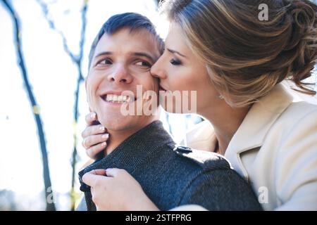 Bride hugs groom Banque D'Images