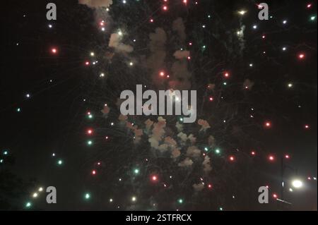 Boston : feux d'artifice éclatant dans le ciel nocturne, illuminant l'obscurité avec des couleurs vibrantes et des motifs éblouissants. Un spectacle époustouflant d'explosif Banque D'Images