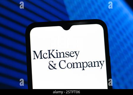 Canada. 18 février 2025. Dans cette illustration photo, le logo McKinsey & Company est affiché sur l'écran d'un smartphone. (Crédit image : © Thomas Fuller/SOPA images via ZUMA Press Wire) USAGE ÉDITORIAL SEULEMENT ! Non destiné à UN USAGE commercial ! Banque D'Images