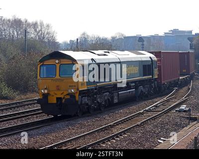 La locomotive Freightliner Class 66 66515 passe à Peterborough avec un train de marchandises intermodal Banque D'Images