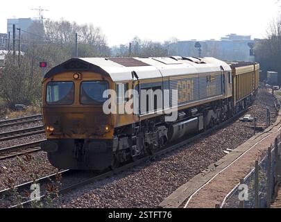 La locomotive GBRF Class 66 66707 passe à Peterborough avec un train d'ingénierie Network Rail Banque D'Images