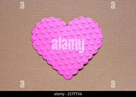 Coeur de papier pointillé sur fond brun Banque D'Images