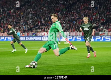 Le gardien de but du Bayern Munich Manuel Neuer (au centre) lors du match de l'UEFA Champions League à l'Allianz Arena de Munich, en Allemagne. Date de la photo : mardi 18 février 2025. Banque D'Images