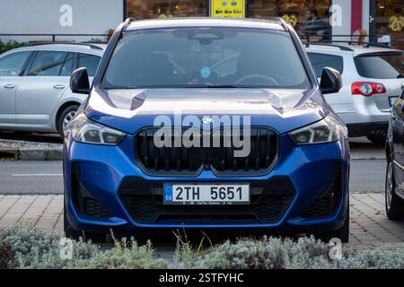 OSTRAVA, TCHÉQUIE - 17 OCTOBRE 2023 : BMW X1 U11 SUV multisegment avec couleur bleue garé sur la rue, vue frontale Banque D'Images