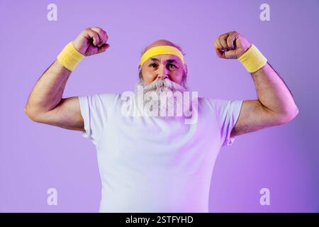 Vieil homme âgé sportif avec portrait de barbe grise en studio - drôle d'athlète masculin adulte plus âgé élégant avec un style cool, des concepts sur les personnes âgées et les plus vivants Banque D'Images
