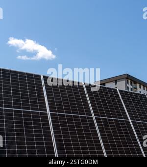 vue à faible angle du grand panneau solaire industriel Banque D'Images