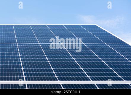Vue à faible angle du grand panneau solaire bleu avec mise au point sélective Banque D'Images