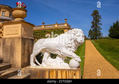 Île de Wight, Royaume-Uni - 3 mai 2023 : une belle sculpture de lion dans les jardins d'Osborne House à East Cowes, sur l'île de Wight, Royaume-Uni. Banque D'Images