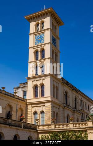 Île de Wight, Royaume-Uni - 3 mai 2023 : la tour de l'horloge à la superbe Osborne House - l'ancienne résidence de la reine Victoria I, situé à East Cowes sur th Banque D'Images