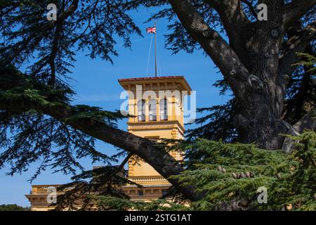 Île de Wight, Royaume-Uni - 3 mai 2023 : Osborne House - l'ancienne résidence de la reine Victoria I, vue à travers les arbres, sur l'île de Wight, Royaume-Uni. Banque D'Images