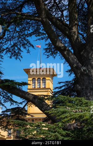 Île de Wight, Royaume-Uni - 3 mai 2023 : Osborne House - l'ancienne résidence de la reine Victoria I, vue à travers les arbres, sur l'île de Wight, Royaume-Uni. Banque D'Images