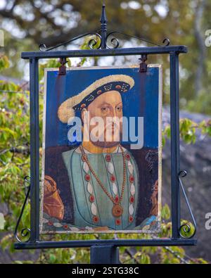 Île de Wight, Royaume-Uni - 4 mai 2023 : une pancarte avec un portrait du roi Henry VIII, devant le King Harry’s Bar dans le vieux village de Shanklin, sur l'île de perruque Banque D'Images