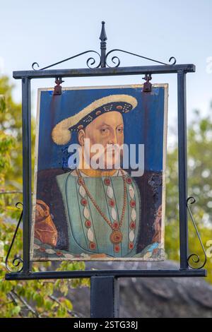 Île de Wight, Royaume-Uni - 4 mai 2023 : une pancarte avec un portrait du roi Henry VIII, devant le King Harry’s Bar dans le vieux village de Shanklin, sur l'île de perruque Banque D'Images